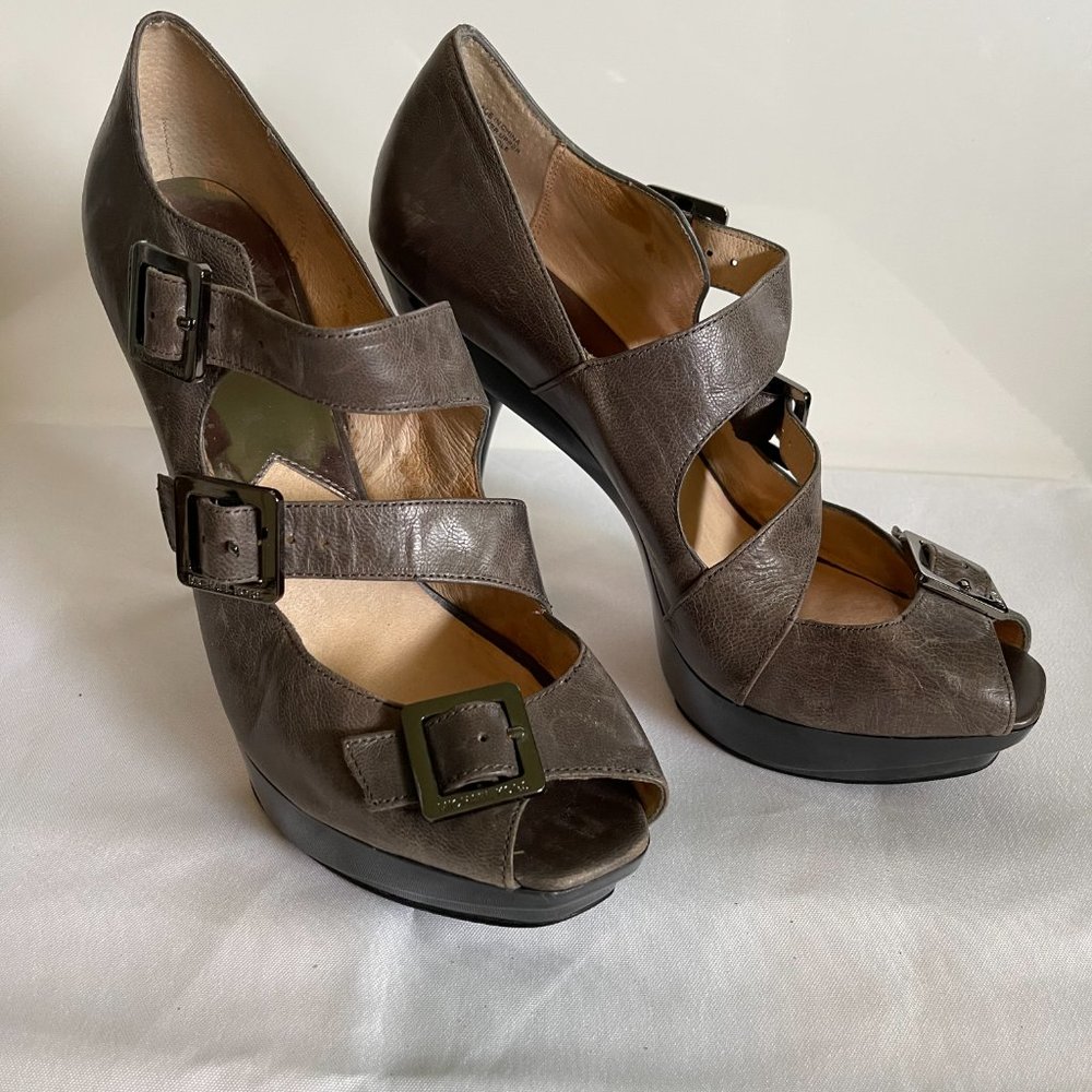 MICHAEL KORS LEATHER  PLATFORM SIZE 10